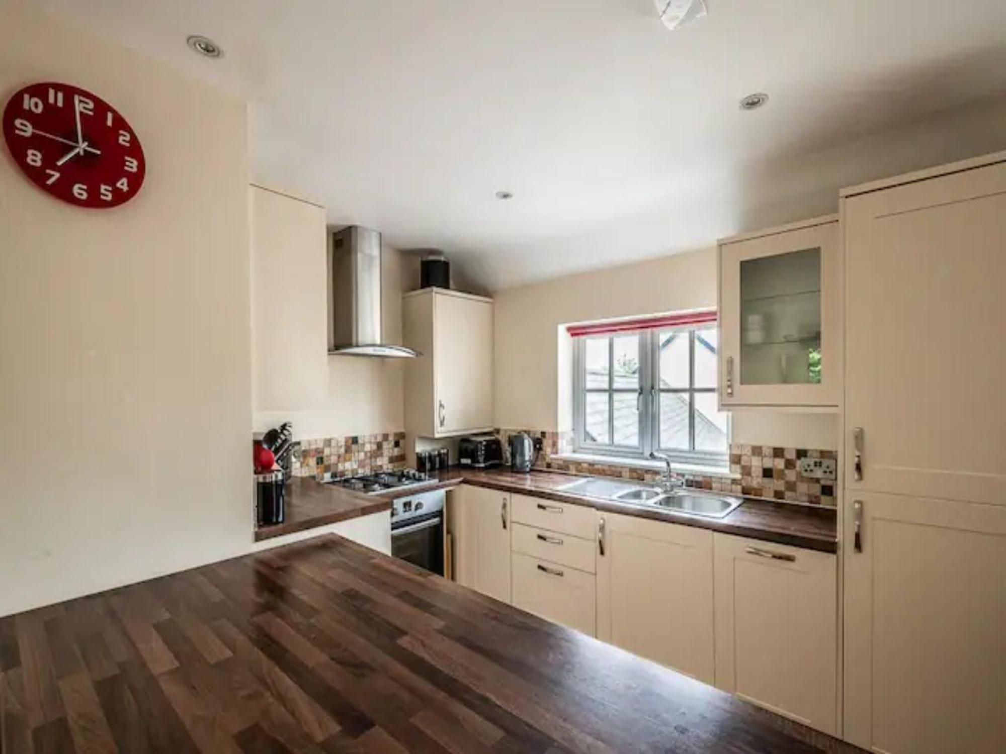 Spacious Modern Home In Picturesque Village Exeter Bagian luar foto