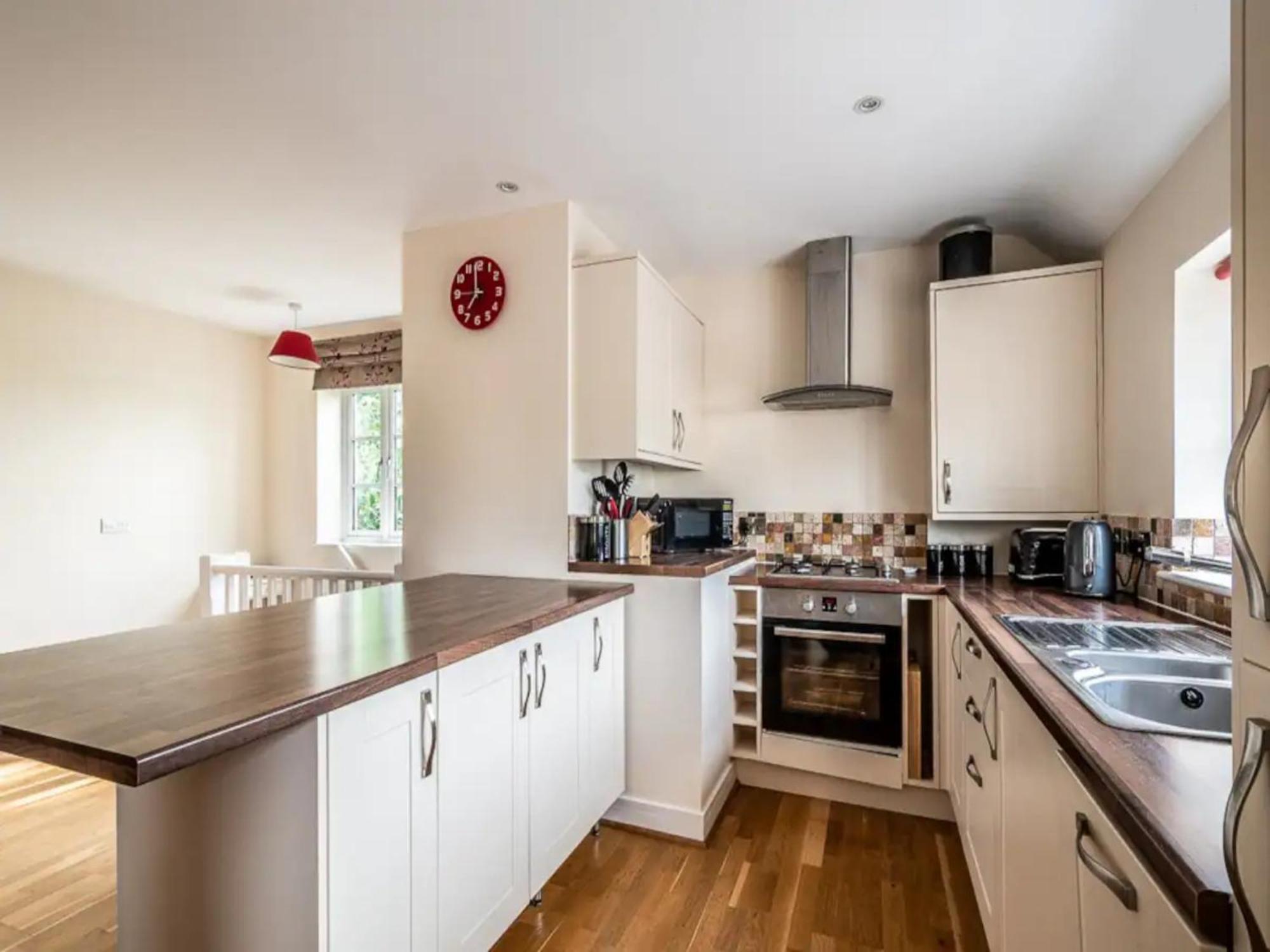 Spacious Modern Home In Picturesque Village Exeter Bagian luar foto