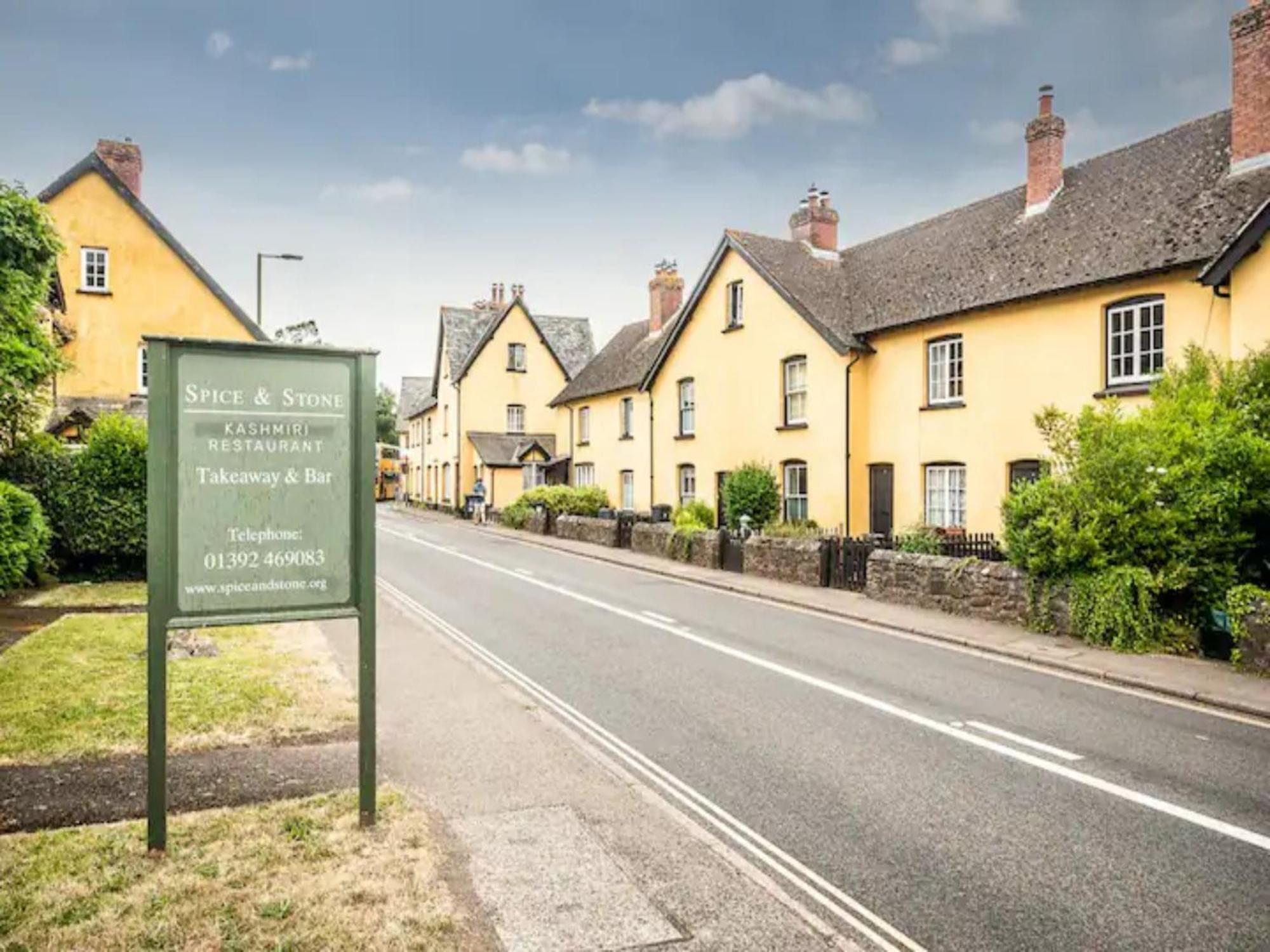 Spacious Modern Home In Picturesque Village Exeter Bagian luar foto