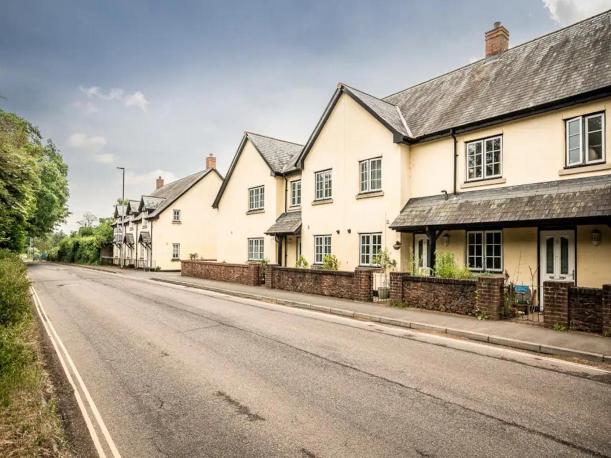 Spacious Modern Home In Picturesque Village Exeter Bagian luar foto